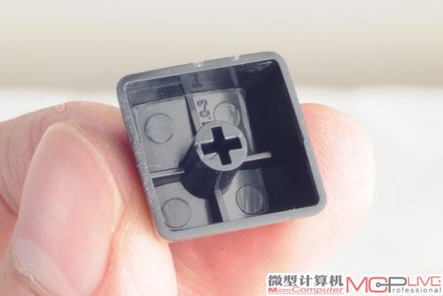 V7采用了ABS键帽，虽说边缘毛刺打理得比较干净，但细节还可以进一步完善。