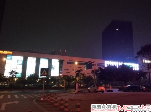超级夜景模式下的夜拍样张和普通模式的对比,不但噪点更少,而且测光和曝光更完美,缺点就是要用到脚架或者固定好相机。 超级夜景模式下的夜拍样张和普通模式的对比,不但噪点更少,而且测光和曝光更完美,缺点就是要用到脚架或者固定好相机。